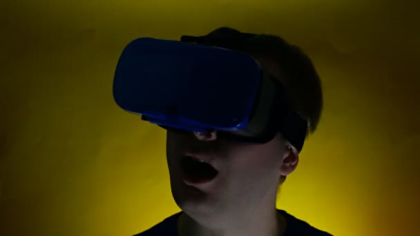 Hombre en la pantalla montada en la cabeza y boca abierta mira a su alrededor y sorprendido, realidad virtual, hmd 360 — Vídeo de stock