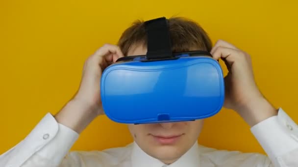 Mann setzt sich ein vr-Headset oder ein Head-Mounted-Display auf den Kopf und lächelt, Virtual Reality — Stockvideo