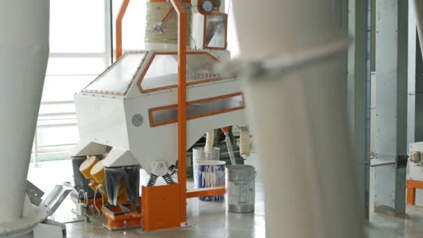 Molino de arena automatizado moderno, fábrica de harina con equipo — Vídeos de Stock