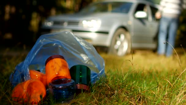Pakiet Śmieci Plastikowych Butelek Leży Charakter Tle Jest Samochód Ludzie — Wideo stockowe