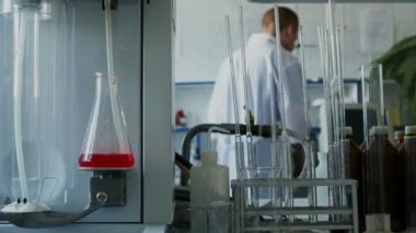Bilim adamı ya da tıp araştırmacısı biyo laboratuarında çalışıyor. Adam laboratuarda bir çare bulma, bir bakteri araştırma veya virüs ve aşı geliştirme