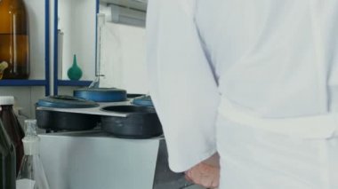 Eski tıbbi cihaz veya ekipman biyo sıvı veya sıvı analizini yapar