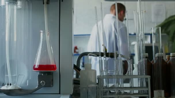 Wetenschapper Onderzoeker Werkt Een Bio Laboratorium Man Met Het Vinden — Stockvideo