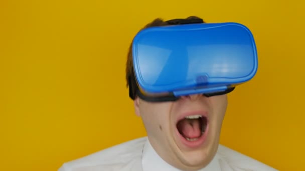 Man in hoofd gemonteerde display schreeuwt of schreeuwt, virtuele werkelijkheid hmd 360 — Stockvideo