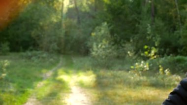 Bir adam bir paket çöp ile orman ve doğa, çöp ve doğa, Doğa, kirliliği arka planı elinde tutuyor yakın çekim