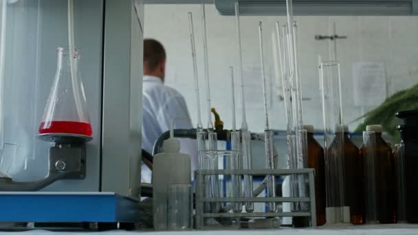 Ученый или медицинский исследователь работает с бактериями в биолаборатории — стоковое видео