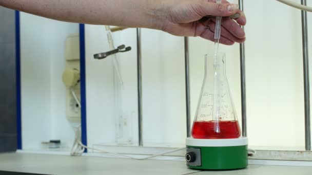 Sıvı veya sıvı şişesi, biyo ve araştırma laboratuarında arasında kimyasal reaksiyon — Stok video