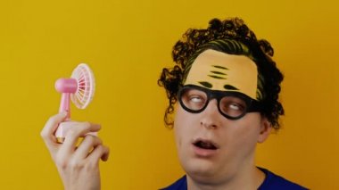 eğlenceli ve komik kıvırcık adam oyuncak pembe fan ile