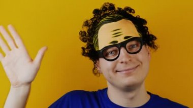 eğlenceli ve komik kıvırcık adam el sallıyor