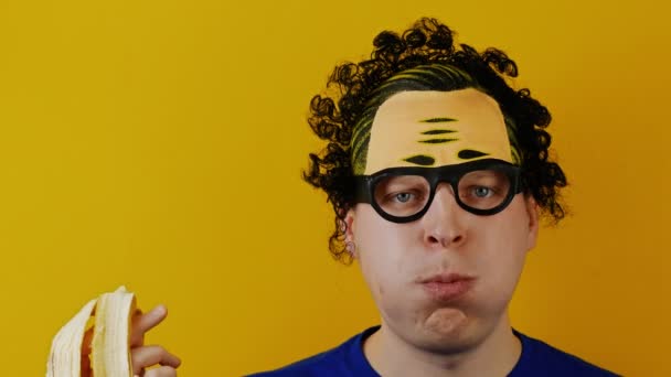 Zábavné a komickým kudrnaté muž s plnými ústy žvýká jídlo — Stock video