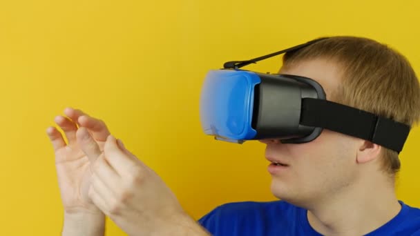 Mann im vr-Headset berührt mit seinen Händen Virtual Reality, Head-Mounted-Display — Stockvideo