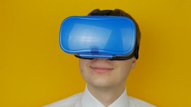 Riant mutlu adam mavi başa takılı ekran görünüyor etrafında, sanal gerçeklik, hmd 360