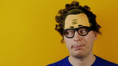 komik eğlenceli ve komik adam ile kıvırcık saç görünüyor, neşeyle duygular insan, sarı duvar arka plan üzerinde