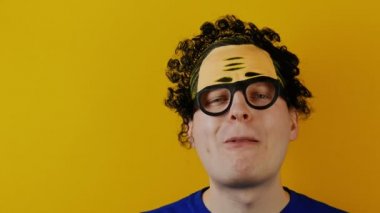 kıvırcık adam eğlenceli ciklet şişirmek çalışır