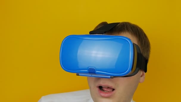 Hombre nervioso y asustado en auriculares vr mira a su alrededor, realidad virtual, pantalla montada en la cabeza — Vídeo de stock