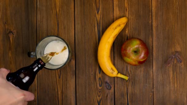 Выбор между здоровой и вредной пищей или напитками, пивом или фруктами банан и яблоко — стоковое видео
