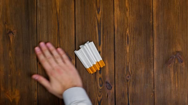 Nichtraucher, statt Zigaretten zu rauchen Früchte essen für einen gesunden Lebensstil — Stockvideo