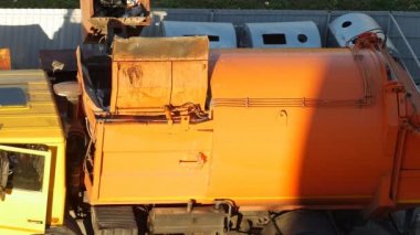 Bir çöp kamyonu çöp kutuları çöp konut alanından avlusunda temizler ve düzenli depolama, yakın çekim, çöp kaldırma için alır