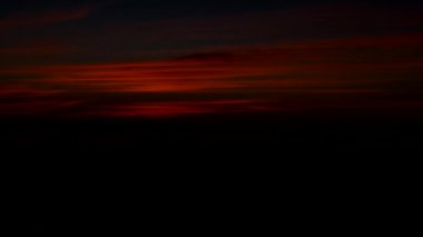 Dawn, hızlandırılmış, gökyüzü güneş doğmadan, sabah önce önce kırmızı sabah gökyüzü