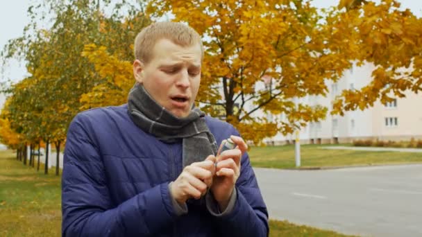 Halètements asthmatiques et utilise l'inhalateur médicinal aérosol, crise d'asthme — Video