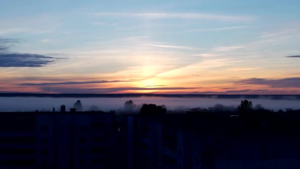 Brzy ráno, východ slunce v husté mlze, rezidenční oblasti města, předměstí města, timelapse, ranní úsvit, ráno — Stock video