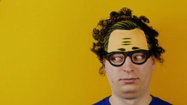 komik kıvırcık adam döner veya onun gözleri, deli neşeyle insan duyguları, üzerinde sarı duvar arka plan, siyah tüyler alır