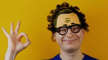 komik kıvırcık adam eğlenceli tüm Tamam gösterir