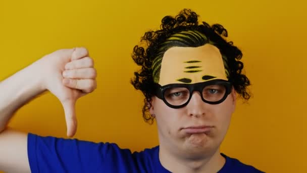 Grappig en komische krullend man shows duim omlaag of afkeer — Stockvideo