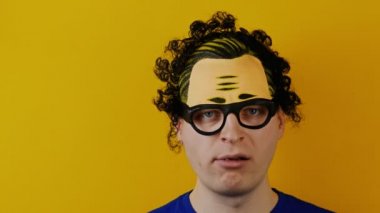 komik kıvırcık adam eğlenceli slurps ve cud ve sakız çiğniyor