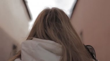 Saçında Rüzgar, yakın çekim, açık, uyuşuk bir ceket uzun saçlı kız düzeltiyor