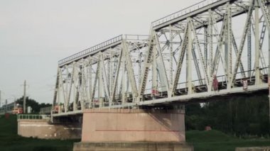 Yük treni Demiryolu Köprüsü, ihracat ve ithalat malların logistic şirketi tarafından rides