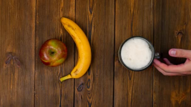 Keuze tussen gezonde en schadelijke eten of drinken, bier of vruchten banaan en appel — Stockvideo