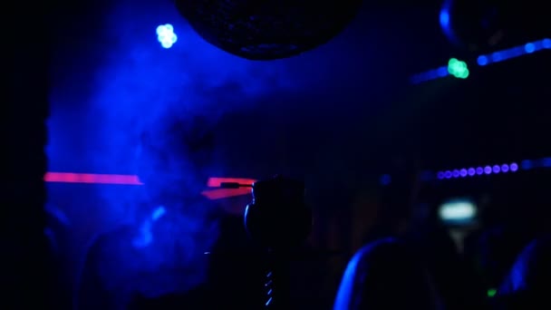 Hookah w nocnym klubie, błyski światła, chmury dymu i mgły — Wideo stockowe