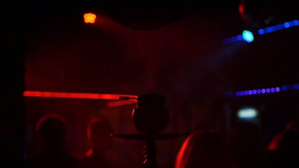 Hookah di sebuah klub malam, kilatan cahaya, awan asap dan kabut — Stok Video