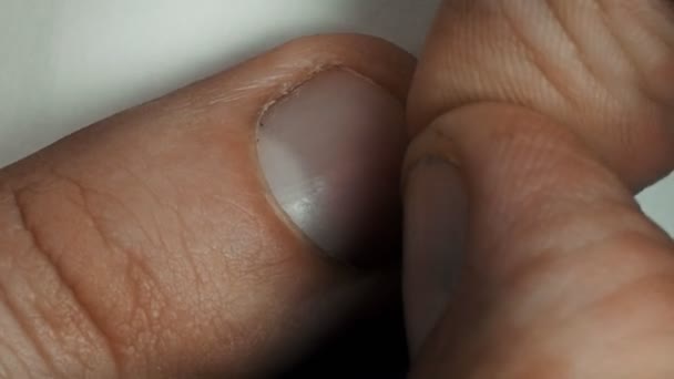 Macro macho uñas aseo en las manos dedo — Vídeos de Stock