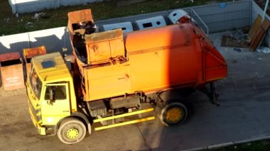 Bir çöp kamyonu çöp kutuları çöp konut alanından avlusunda temizler ve düzenli depolama için alır çöp