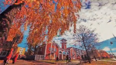 küçük bir kasaba, sonbahar timelapse düşmek şehirde Ekim güneşli bir günde