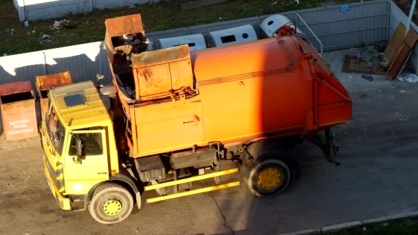 Un camion della spazzatura pulisce bidoni della spazzatura nel cortile di una zona residenziale dalla spazzatura e lo porta in discarica, cassonetto — Video Stock