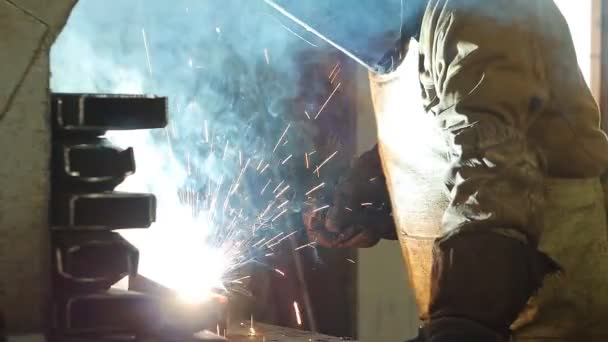 Lasser lasnaden metaaldelen metaal lassen, industrie en industrie, close-up, slow-mo — Stockvideo