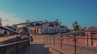 yolcu treni Tren İstasyonu ve gidiş, timelapse demiryolu geldiğinde