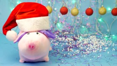 Arka plan yeni yıl çok renkli topları mavi bir arka plan üzerinde kırmızı bir Noel Baba şapkalı domuz dolma oyuncak pembe ve tinsel Noel ışıkları, yeni yıl 2019, domuz, Noel yıl ile