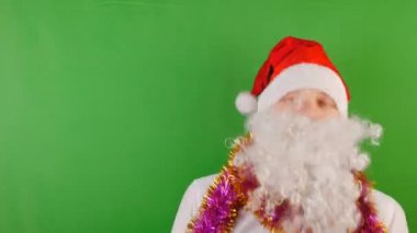 Beyaz Sakal, yeni yıl 2019 ve Noel'de yeşil Chroma key ile deli adam giyen Santa Clauss şapka