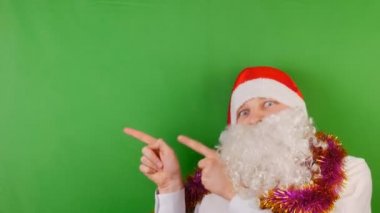 Yeşil Chroma key üzerinde beyaz sakallı, yeni yıl 2019 ve Noel, Santa Clauss şapka giyen adam