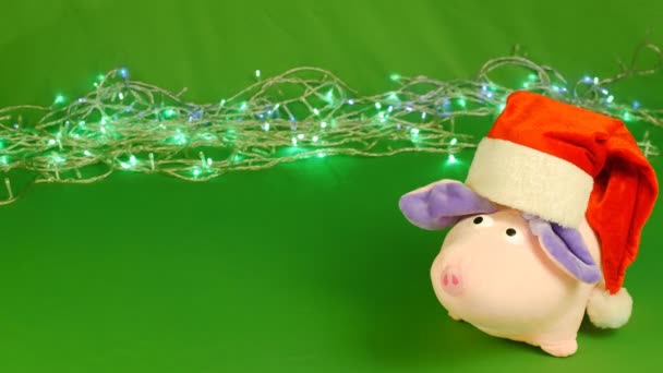 Příušnice se padající vánoční dekorace hračky taws, nový rok 2019 na zelené Chroma klíč — Stock video