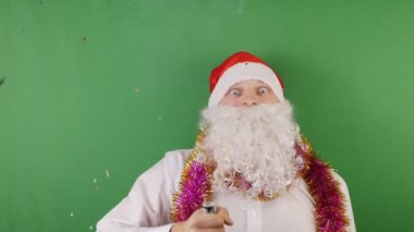 adam gibi bir Noel Baba parti popper konfeti, Noel ve yeni yıl 2019, yeşil Chroma anahtar patlamaları