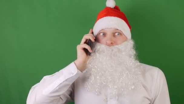 Man als een kerstman zenuwachtig praten aan de telefoon, op groene Chromakey — Stockvideo