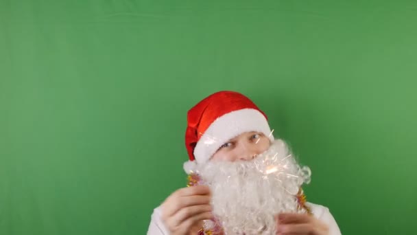 Gelukkig man als een kerstman met wonderkaarsen, kerst en Nieuwjaar 2019, op groene Chromakey — Stockvideo