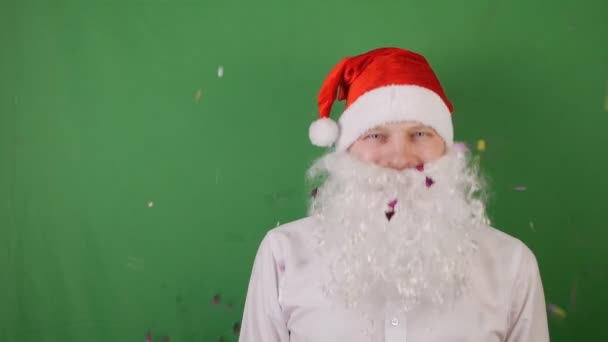 Confetti llueve sobre el hombre feliz como un Papá Noel, Navidad y Año Nuevo 2019, en clave de croma verde — Vídeo de stock