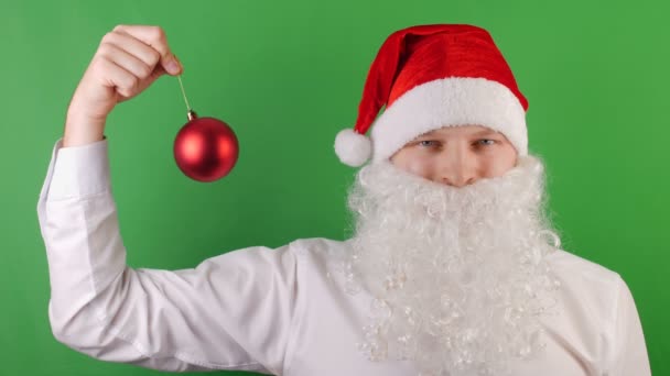 Adam gibi bir Noel Baba ile kırmızı Noel top oyuncak, yeni yıl 2019, üzerinde yeşil Chroma key, cinemagraph ilmekledi — Stok video
