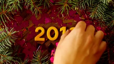 Sparkles ve maytap, el değiştirir 2019 ile 2018, değişimi, yeni yıl, dekorasyon, sarı ile Christmas rakamlar 2018 ahşap arka plan üzerinde